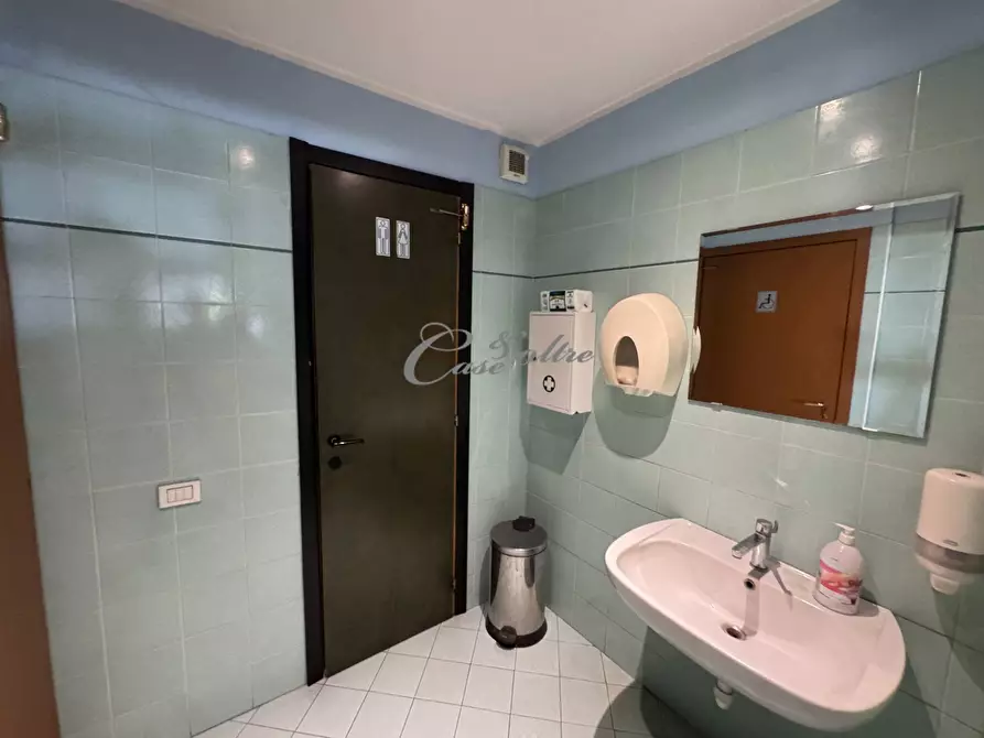 Immagine 16 di Locale commerciale in vendita  in Via Aldo Moro a Olgiate Comasco