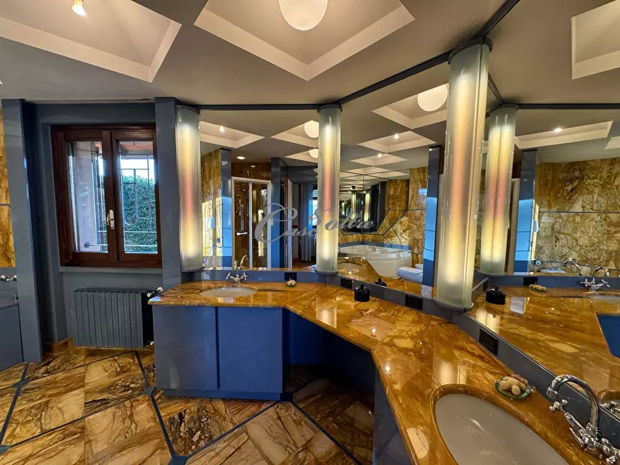 Immagine 18 di Villa in vendita  in Via Cervino a Cantù