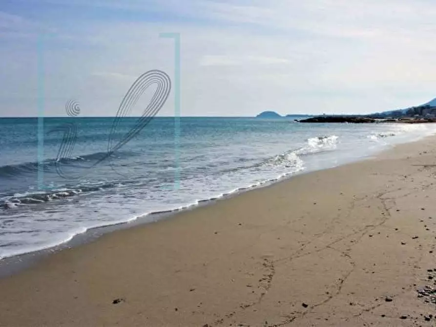 Immagine 6 di Locale commerciale in vendita  in Via Aurelia a Ceriale