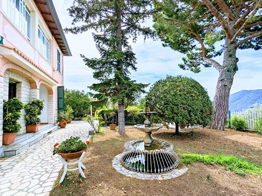 Immagine 1 di Villa in vendita  in via airaldi filippo a Alassio
