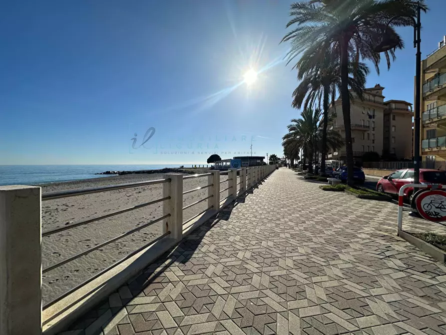 Immagine 1 di Appartamento in vendita  in via venezia a Albenga