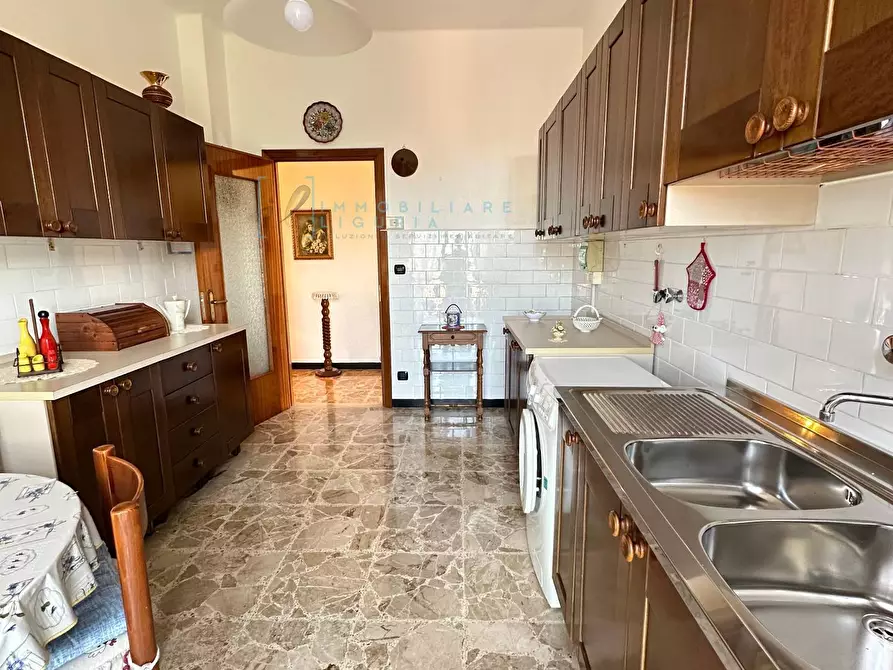 Immagine 11 di Appartamento in vendita  in Piazza Nenni a Albenga