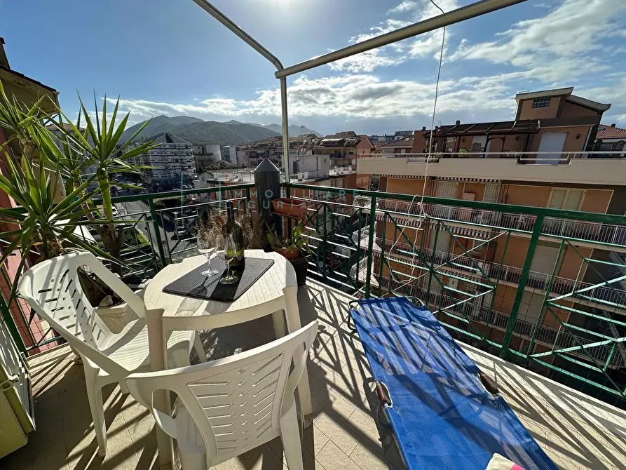 Immagine 1 di Appartamento in vendita  in Via Nino Bixio a Albenga