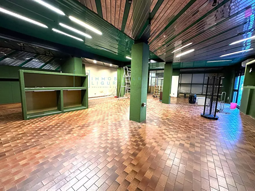 Immagine 4 di Locale commerciale in affitto  in Via Genova a Albenga
