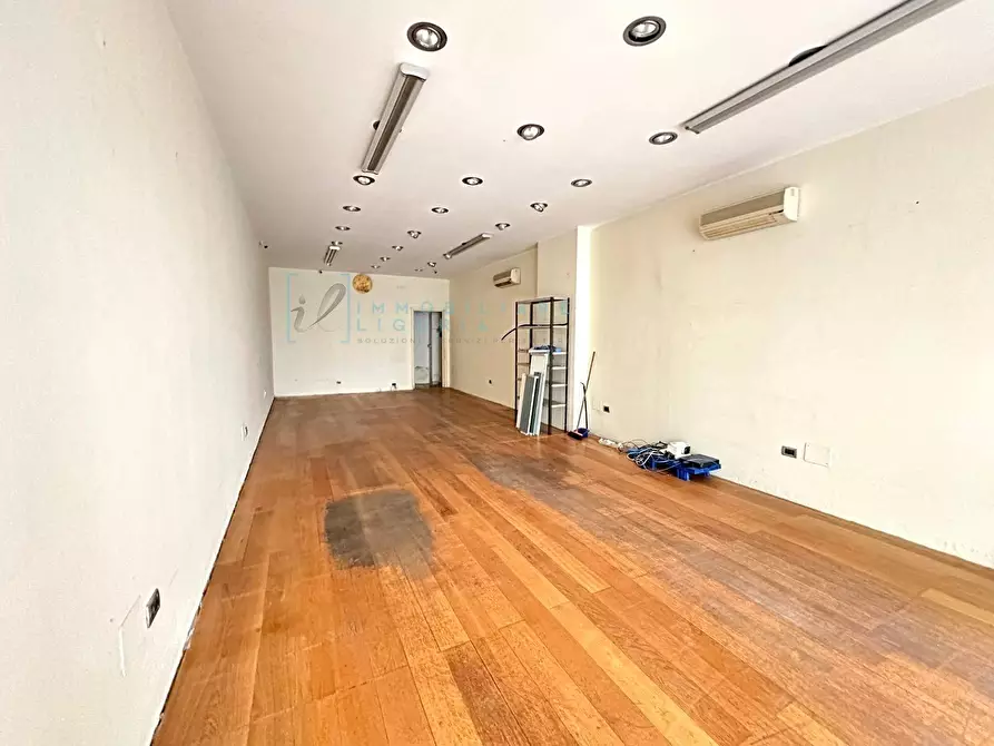 Immagine 5 di Locale commerciale in vendita  in Via Martiri della Libertà a Albenga
