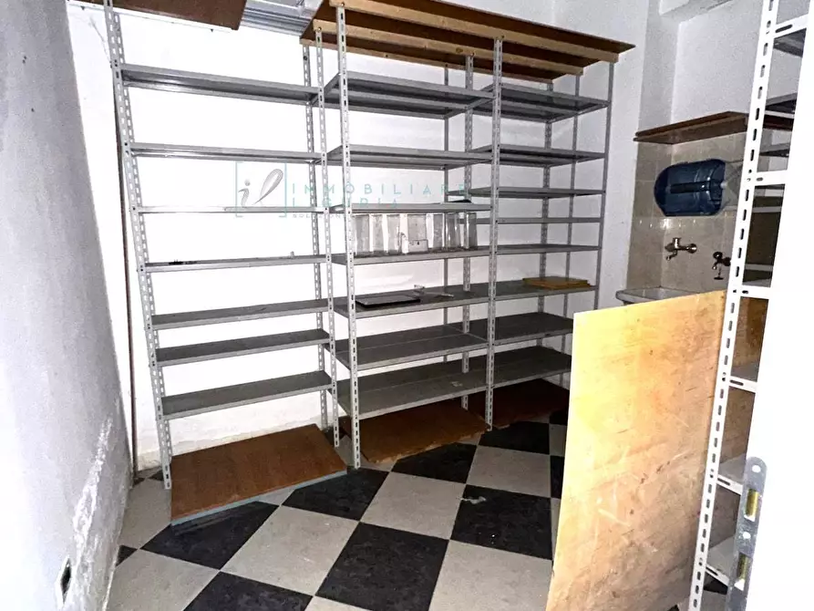 Immagine 7 di Locale commerciale in vendita  in Via Martiri della Libertà a Albenga