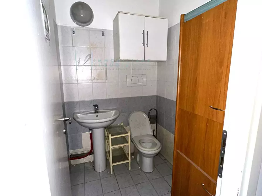 Immagine 8 di Locale commerciale in vendita  in Via Martiri della Libertà a Albenga