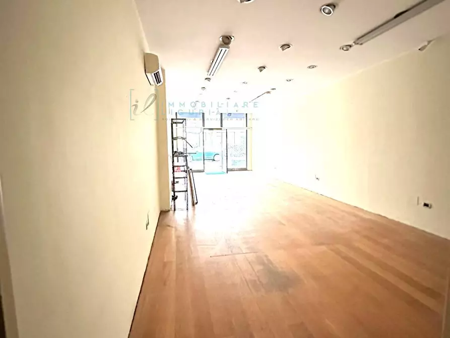 Immagine 10 di Locale commerciale in vendita  in Via Martiri della Libertà a Albenga