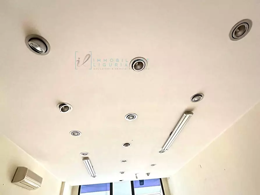 Immagine 11 di Locale commerciale in vendita  in Via Martiri della Libertà a Albenga