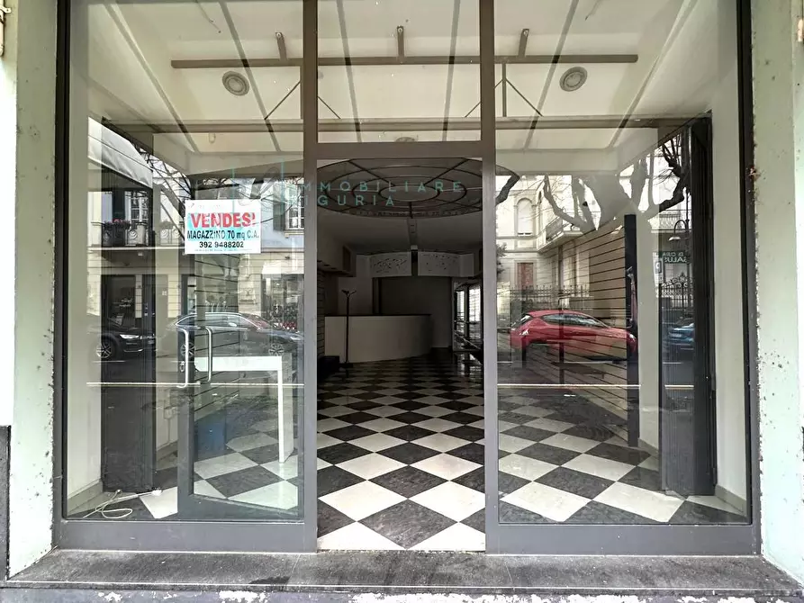 Immagine 12 di Locale commerciale in vendita  in Via Martiri della Libertà a Albenga
