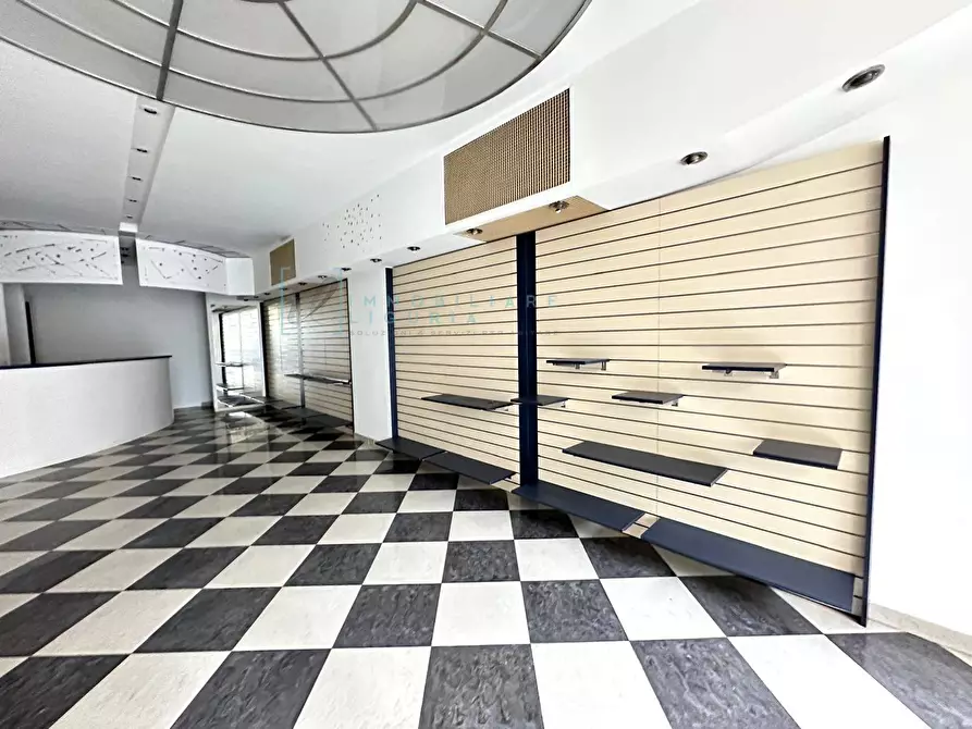 Immagine 15 di Locale commerciale in vendita  in Via Martiri della Libertà a Albenga