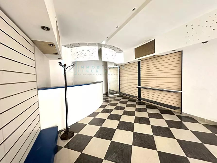 Immagine 16 di Locale commerciale in vendita  in Via Martiri della Libertà a Albenga
