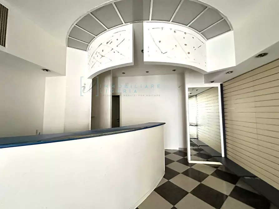 Immagine 17 di Locale commerciale in vendita  in Via Martiri della Libertà a Albenga
