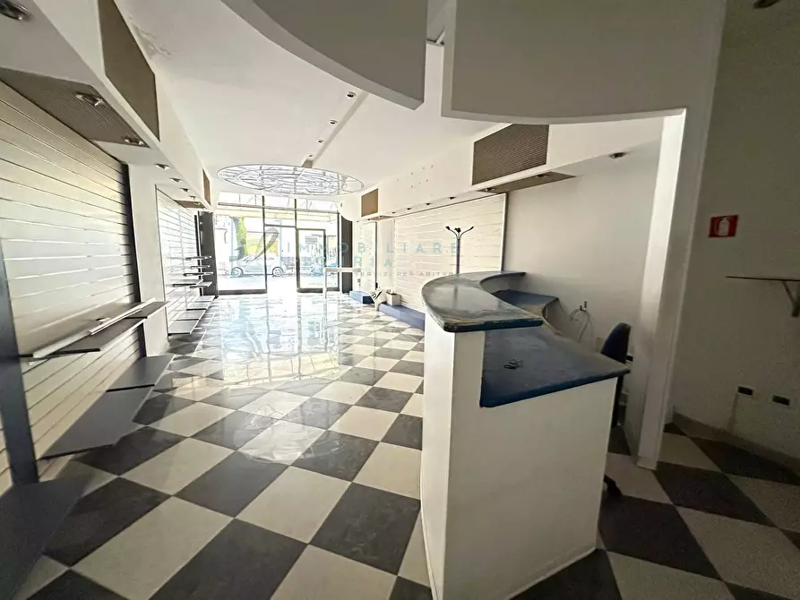 Immagine 19 di Locale commerciale in vendita  in Via Martiri della Libertà a Albenga