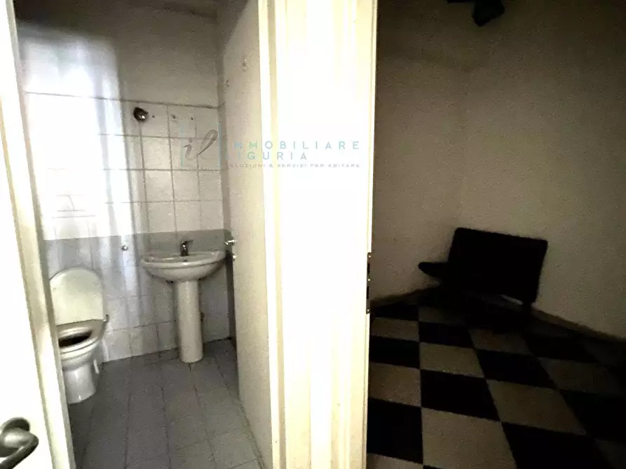 Immagine 20 di Locale commerciale in vendita  in Via Martiri della Libertà a Albenga