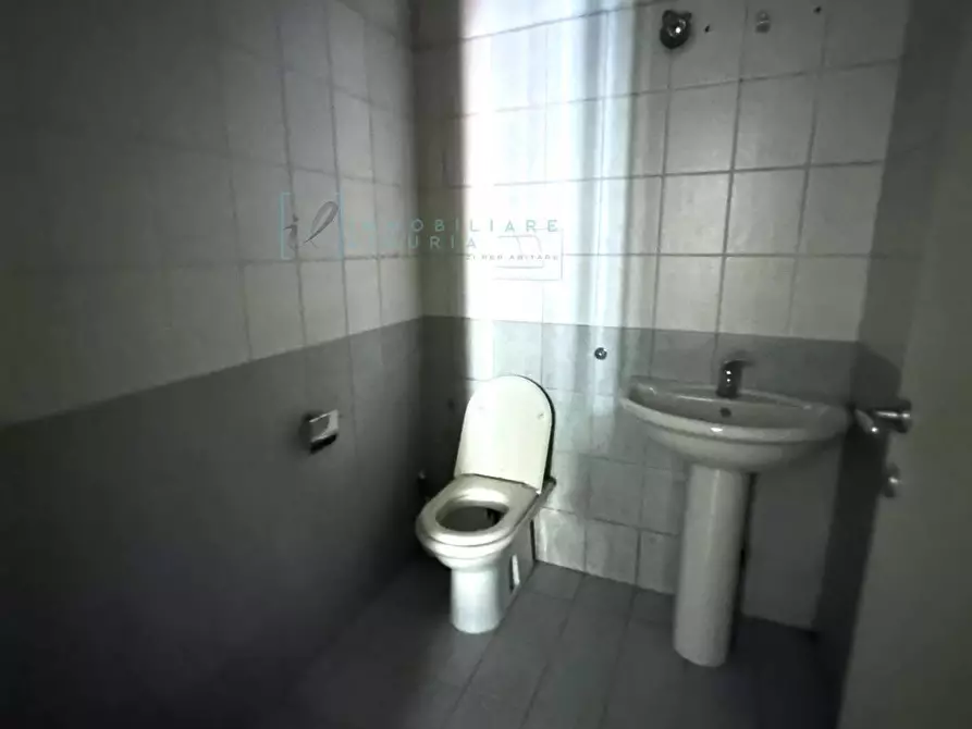 Immagine 21 di Locale commerciale in vendita  in Via Martiri della Libertà a Albenga