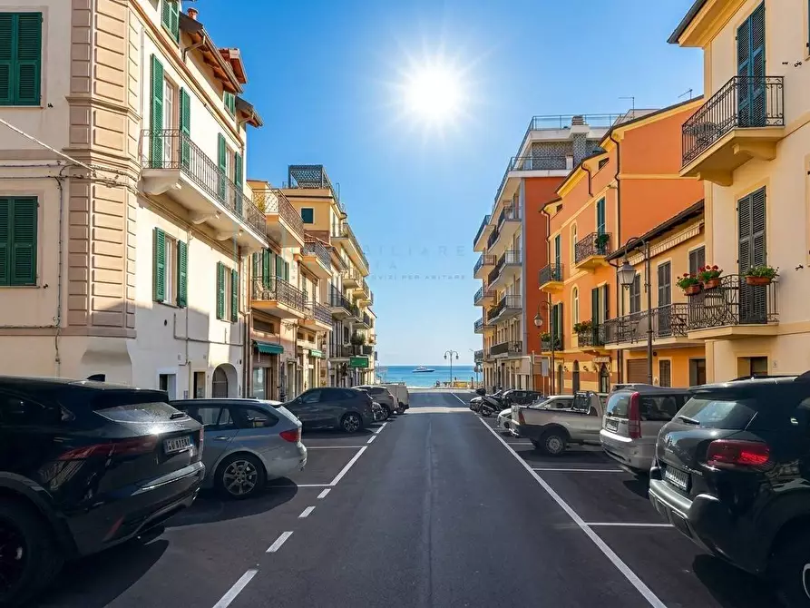 Immagine 1 di Appartamento in vendita  in Piazza Andrea Doria a Alassio