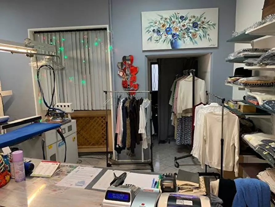 Immagine 3 di Locale commerciale in vendita  in Corso vittorio veneto a Osio Sotto