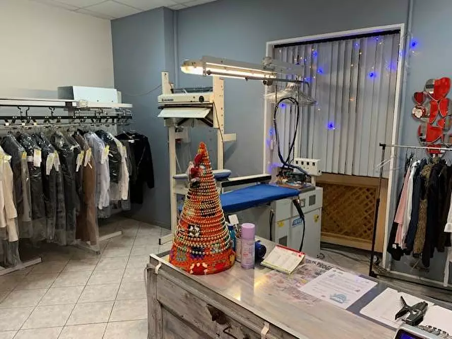 Immagine 5 di Locale commerciale in vendita  in Corso vittorio veneto a Osio Sotto