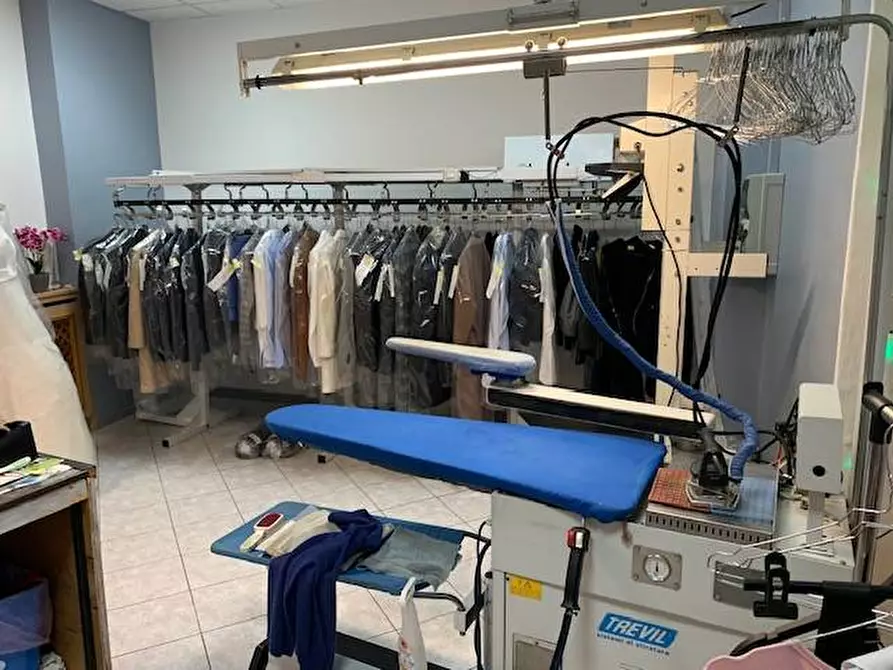 Immagine 9 di Locale commerciale in vendita  in Corso vittorio veneto a Osio Sotto