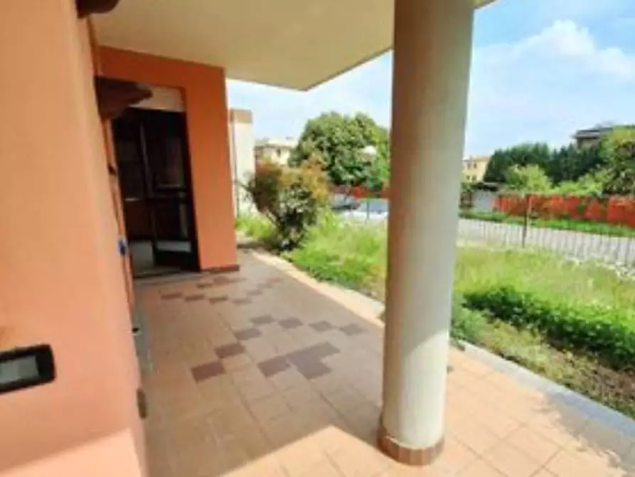 Immagine 2 di Appartamento in vendita  in via romagna a Bernareggio