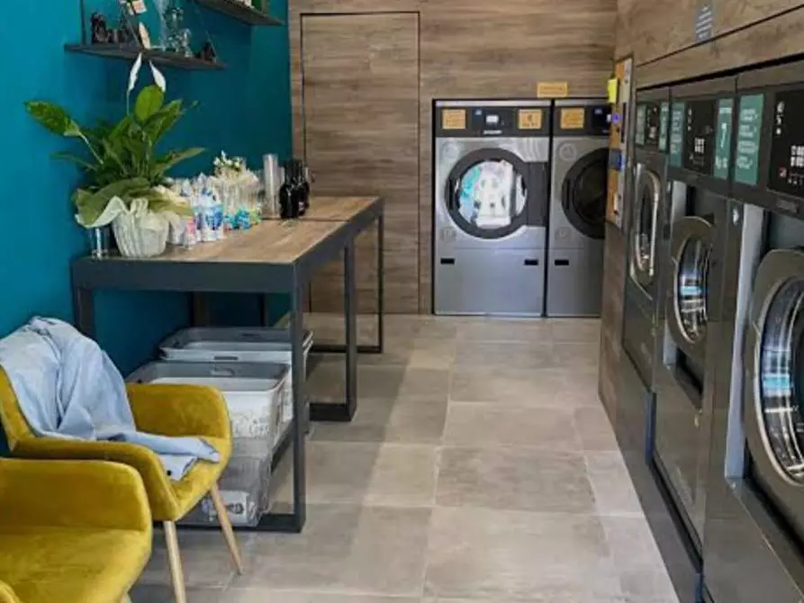 Immagine 1 di Locale commerciale in vendita  a Vimercate