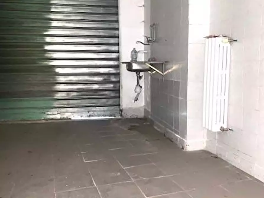 Immagine 12 di Locale commerciale in vendita  in via marconi a Osio Sotto