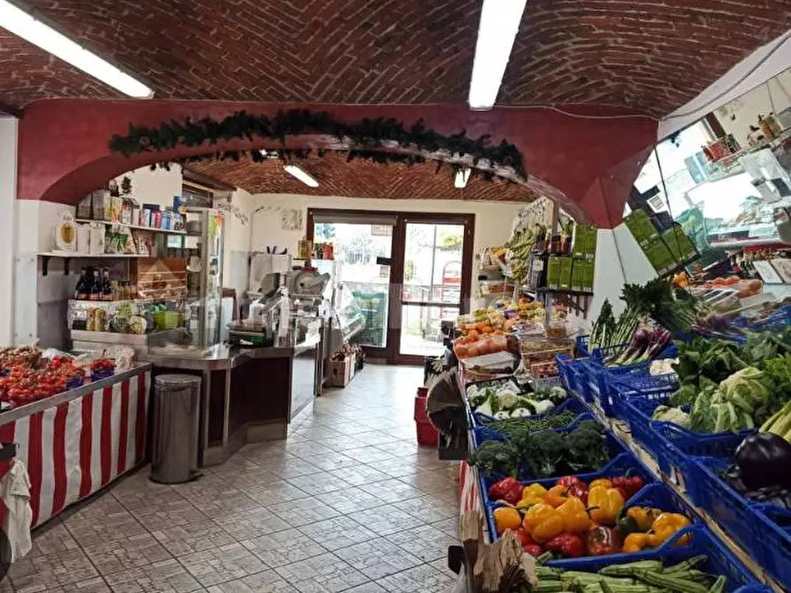 Immagine 10 di Attività commerciale in vendita  in piazza san lorenzo a Alzano Lombardo