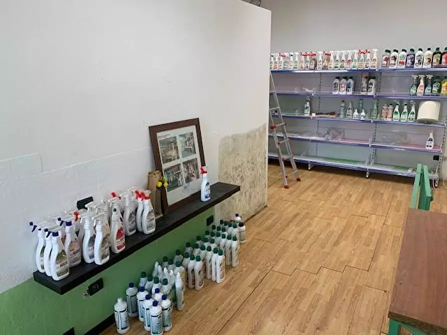 Immagine 4 di Locale commerciale in vendita  in via trieste a Capriate San Gervasio