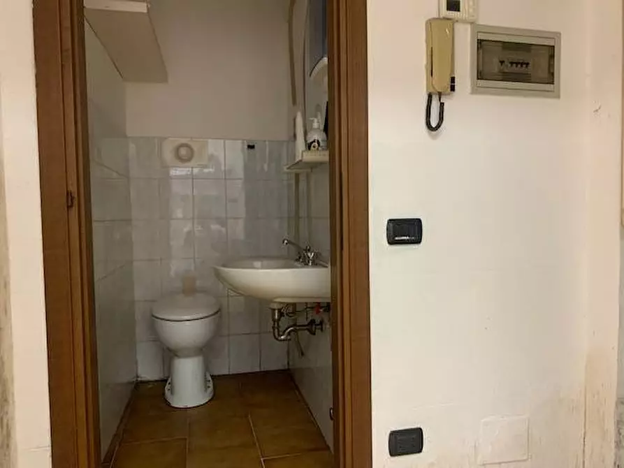 Immagine 9 di Locale commerciale in vendita  in via trieste a Capriate San Gervasio