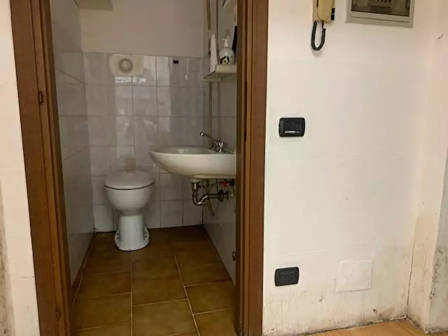 Immagine 10 di Locale commerciale in vendita  in via trieste a Capriate San Gervasio