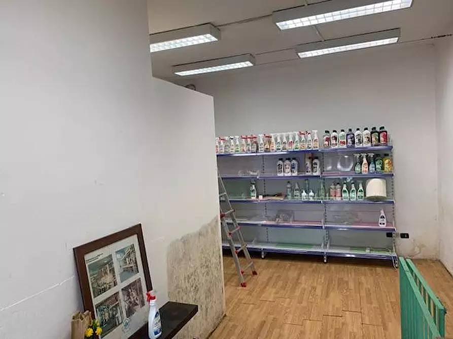 Immagine 5 di Locale commerciale in vendita  in via trieste a Capriate San Gervasio