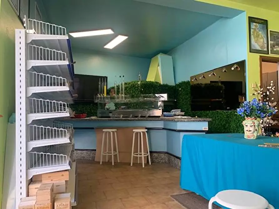 Immagine 1 di Locale commerciale in vendita  in via trieste a Capriate San Gervasio