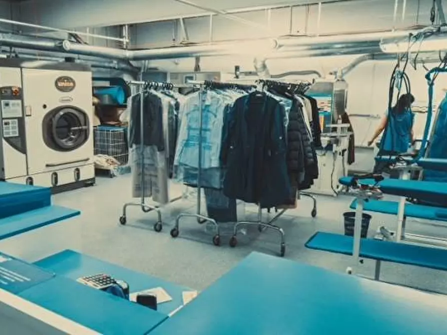 Immagine 10 di Locale commerciale in vendita  in Corso vittorio veneto a Osio Sotto