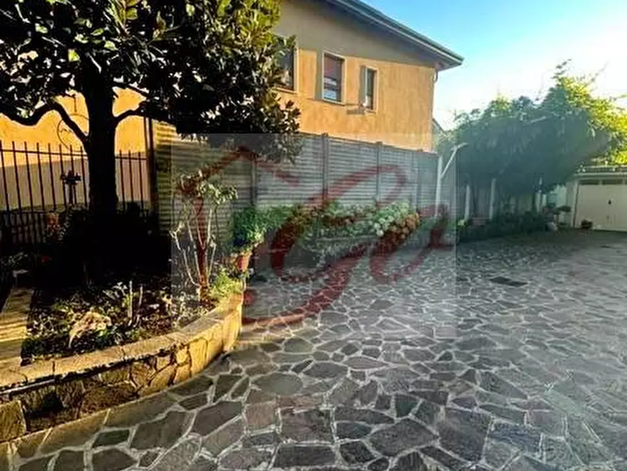 Immagine 12 di Appartamento in vendita  in via besana a Cavenago Di Brianza