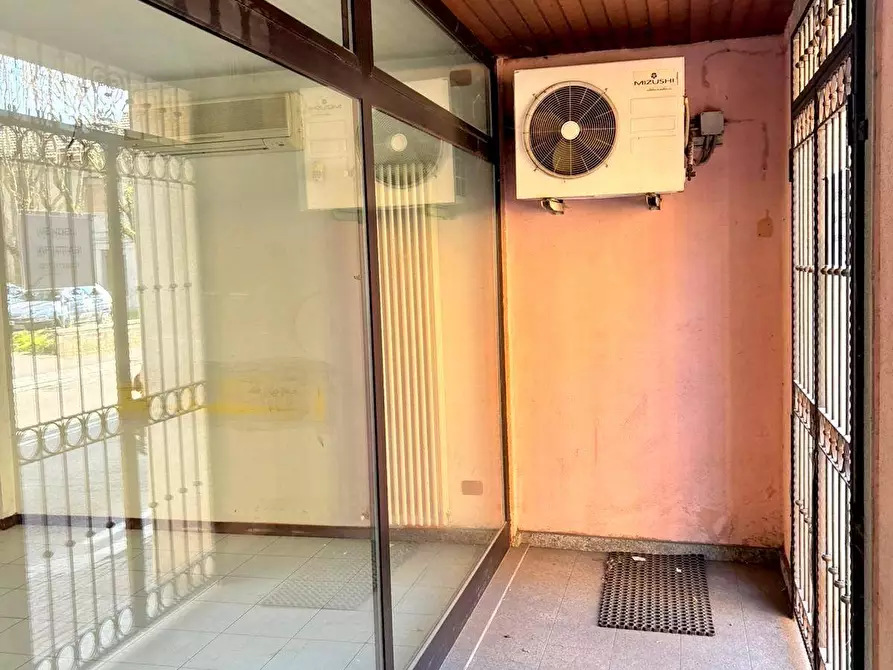 Immagine 10 di Locale commerciale in vendita  in Viale Piave a Basiano