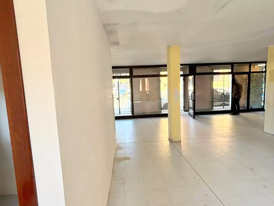 Immagine 4 di Locale commerciale in vendita  in Viale Piave a Basiano