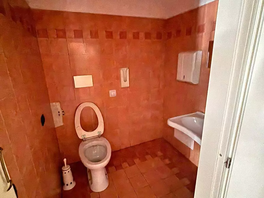 Immagine 8 di Locale commerciale in vendita  in Viale Piave a Basiano