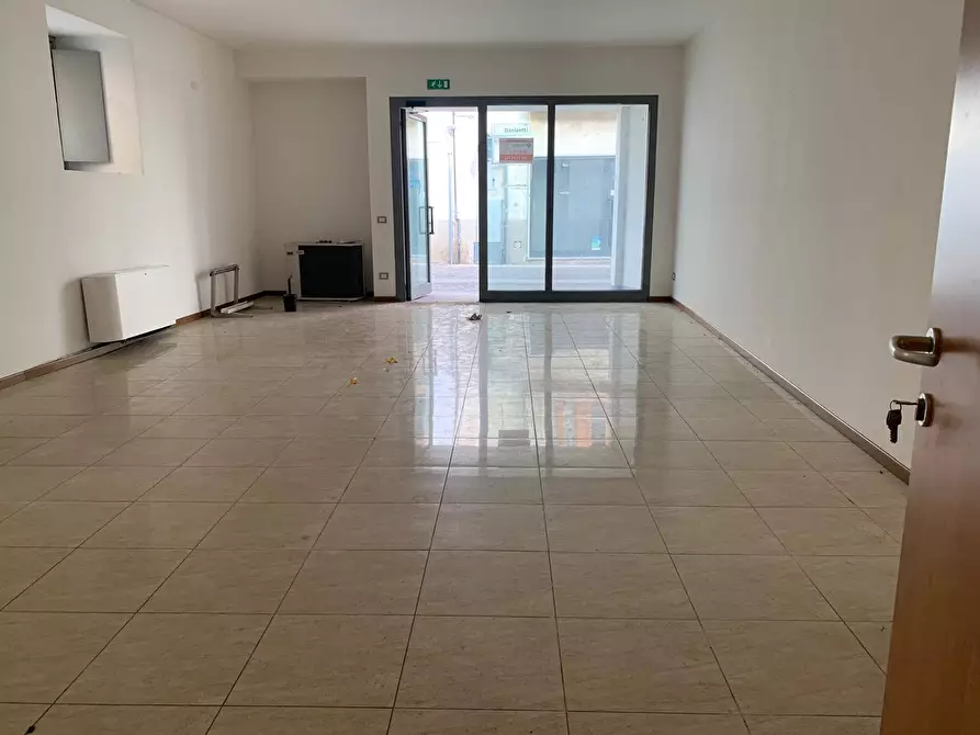 Immagine 1 di Locale commerciale in vendita  in via donizzeti a Verdello