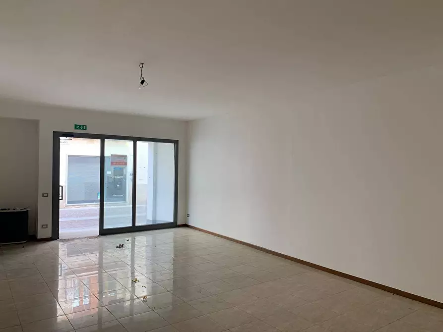 Immagine 2 di Locale commerciale in vendita  in via donizzeti a Verdello
