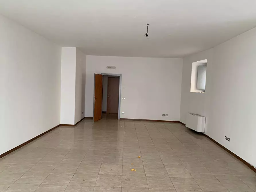 Immagine 4 di Locale commerciale in vendita  in via donizzeti a Verdello