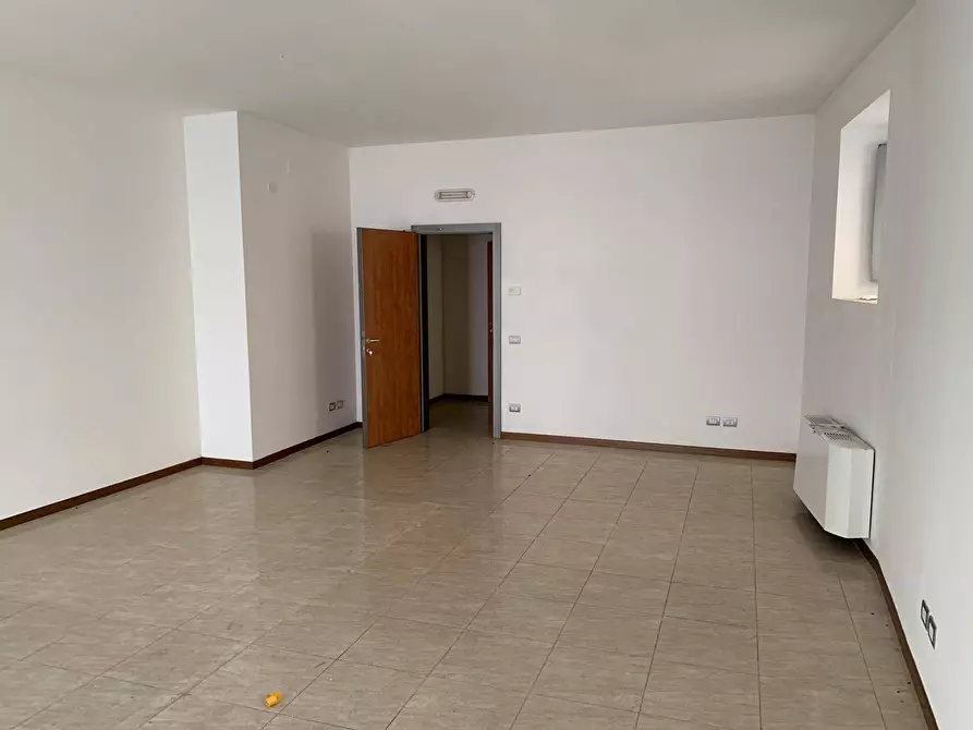 Immagine 5 di Locale commerciale in vendita  in via donizzeti a Verdello