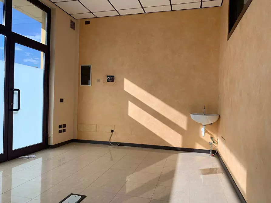 Immagine 9 di Locale commerciale in vendita  in via cavour a Bolgare