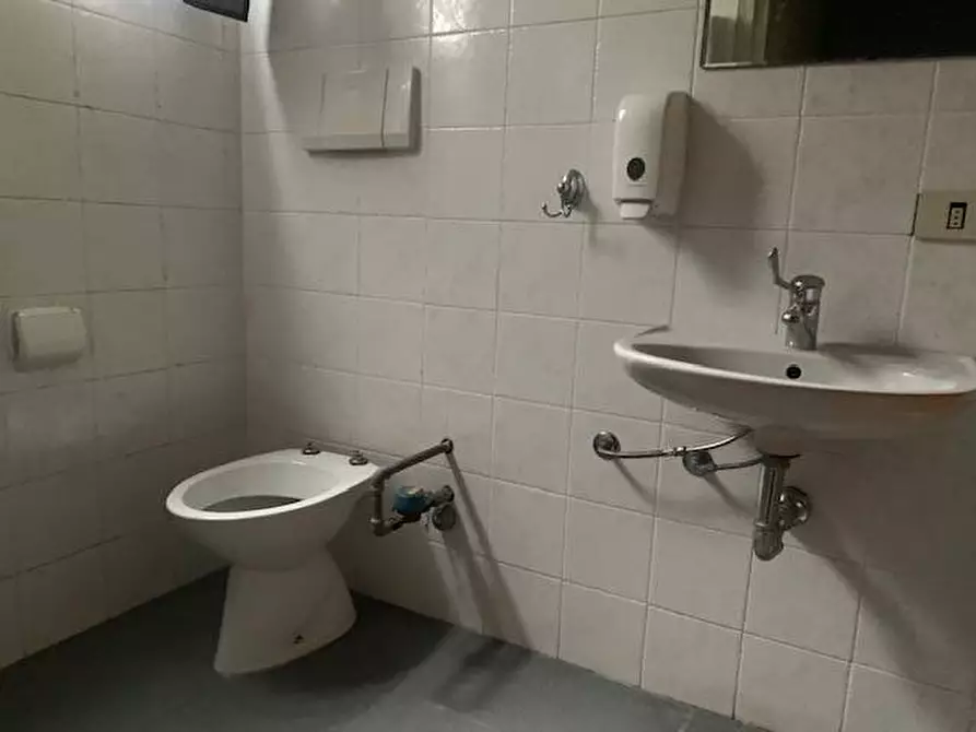 Immagine 6 di Negozio in affitto  in via matteotti a Bernareggio