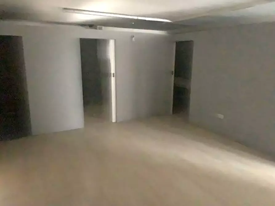 Immagine 10 di Negozio in affitto  in via matteotti a Bernareggio
