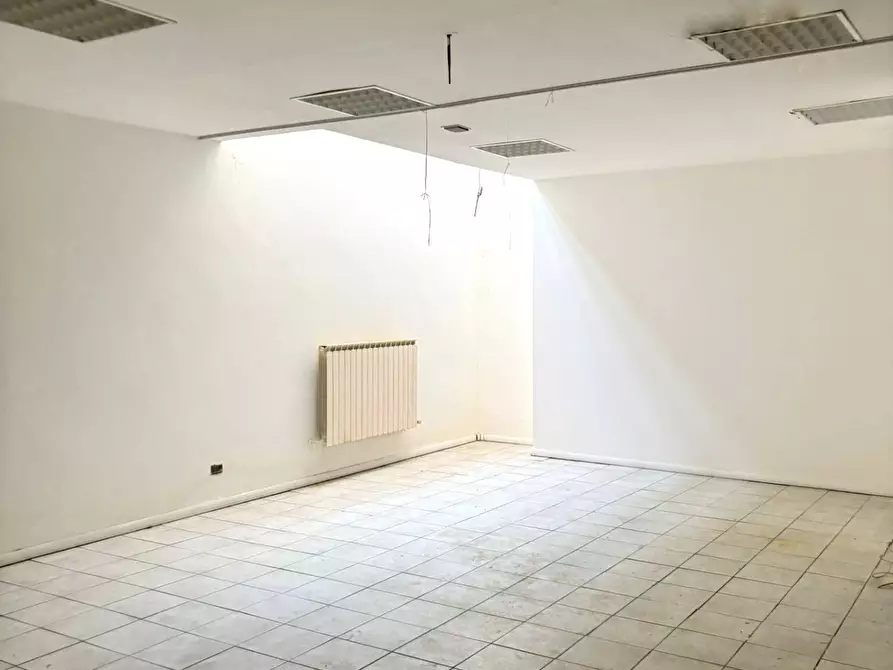 Immagine 4 di Locale commerciale in vendita  in via Italia a Grezzago