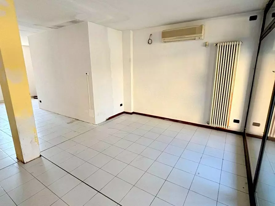 Immagine 1 di Locale commerciale in affitto  in via Badia a Basiano