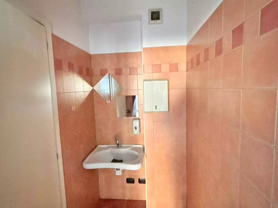 Immagine 9 di Locale commerciale in affitto  in via Badia a Basiano