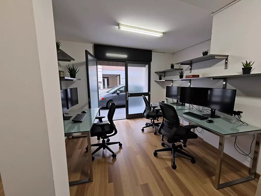 Immagine 21 di Ufficio in vendita  a Pontedera