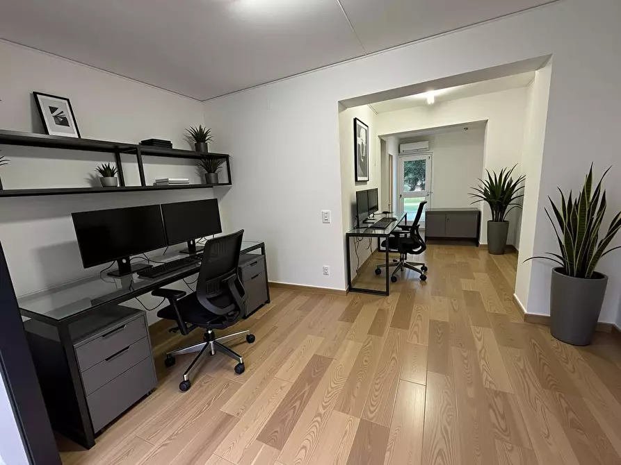 Immagine 20 di Ufficio in vendita  a Pontedera